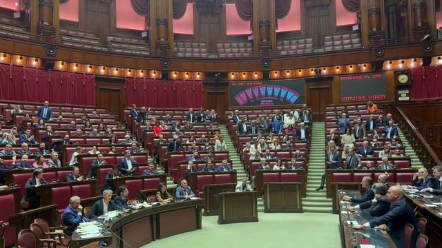 Autonomia: dai banchi della maggioranza sventolano le bandiere regionali, l'opposizione canta l'Inno di Mameli