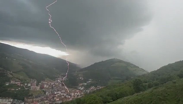 Un rayo impacta contra el pararrayos de una antena telefónica en Asturias: la imagen es brutal