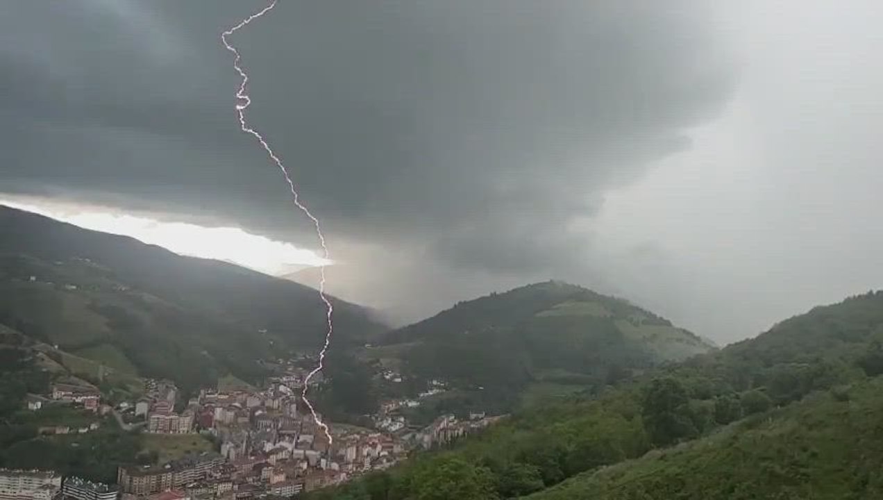Un rayo impacta contra el pararrayos de una antena telefónica en Asturias: la imagen es brutal