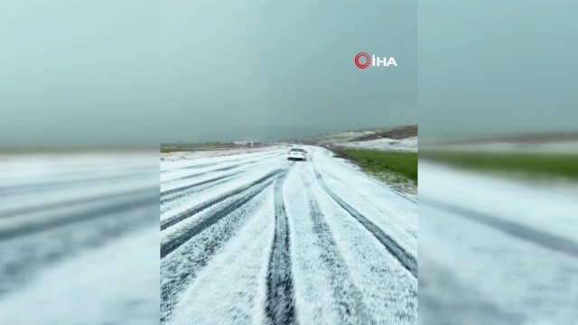 Ardahan'da dolu yağışı: Karayolu beyaza büründü
