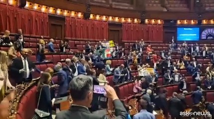 Autonomia, opposizioni cantano inno di Mameli e sventolano tricolore