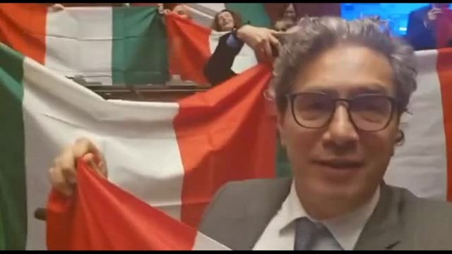 Autonomia, opposizioni cantano inno di Mameli e sventolano tricolore