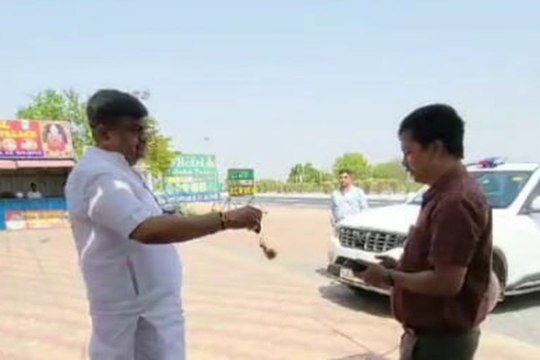 वन मंत्री संजय शर्मा ने DFO को दी लकड़ी से भरी गाडी की चाबी... देखें वीडियो