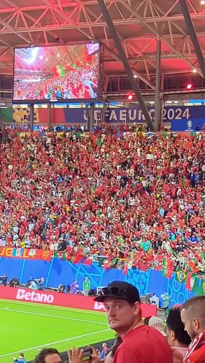 Cristiano Ronaldo tombe dans les bras de ses coéquipiers après la victoire du Portugal