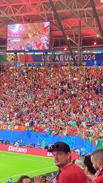 Cristiano Ronaldo tombe dans les bras de ses coéquipiers après la victoire du Portugal