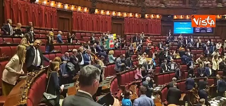 Proteste opposizioni alla Camera dopo approvazione ddl Autonomie. M5s canta inno e sventola bandiere