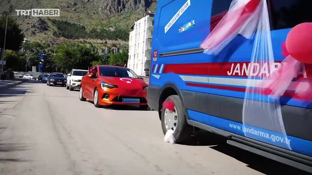 Jandarma aracı şehit çocuğunun sünnet arabası oldu