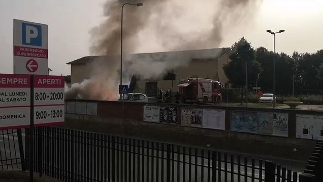 Sinalunga, auto a fuoco: arrivano i pompieri