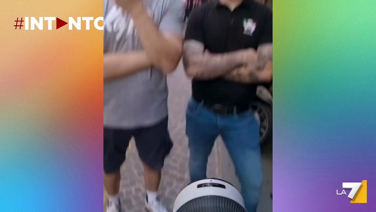 Militanti di estrema destra minacciano il giornalista a Padova: «Se riprendi finisce male»