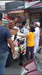 दो महिलाओं ने गाय से भरा ट्रक रोका, खुद बोनट पर बैठ गईं, हैदराबाद का बताया जा रहा वीडियो…