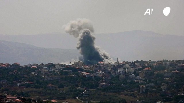 تصاعد أعمدة دخانية من بلدة الخيام جنوب لبنان عقب قصف إسرائيلي