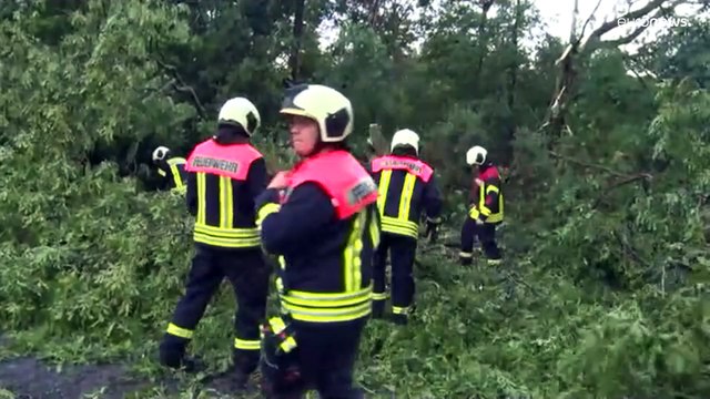 شاهد: عاصفة قوية تضرب وسط وشرق ألمانيا وتتسبب بأضرار جسيمة