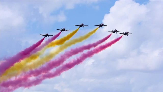 La Patrulla Águila pinta la bandera de España en el cielo por los actos del X aniversario de la proclamación de Felipe VI
