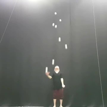 Guy Performs Impressive Juggling Trick With Balls