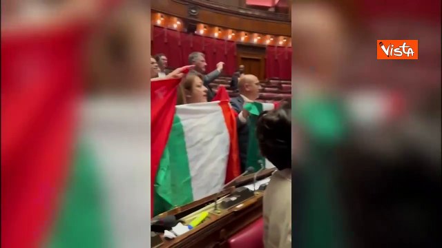 La protesta in Aula di M5s e opposizioni contro ddl Autonomia cantano Fratelli d?Italia