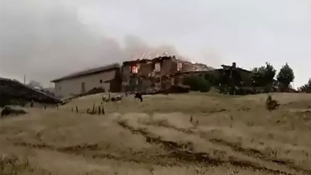 Fırtına çatıları uçurdu, yıldırım düşen ev yandı