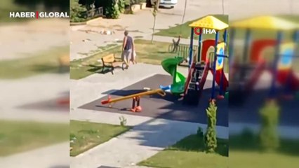 İlginç anlar: Etraftan topladığı çöpleri çocuk parkına döktü