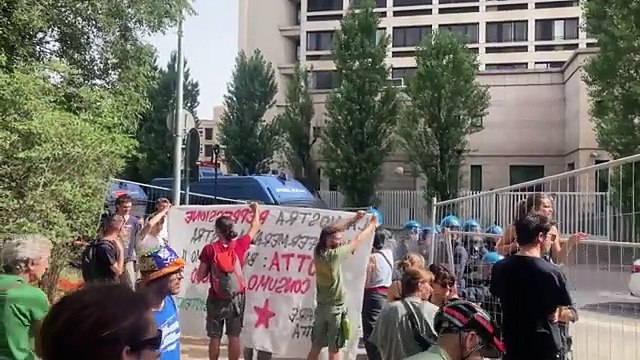 Bologna, la protesta dei comitati delle scuole Besta al parco Don Bosco