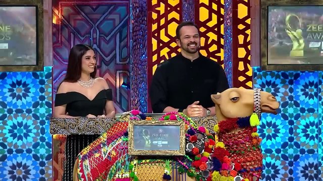 Sunil Grover Flirts With The King of Romance _ Comedy Act _ Zee Cine Awards _HD