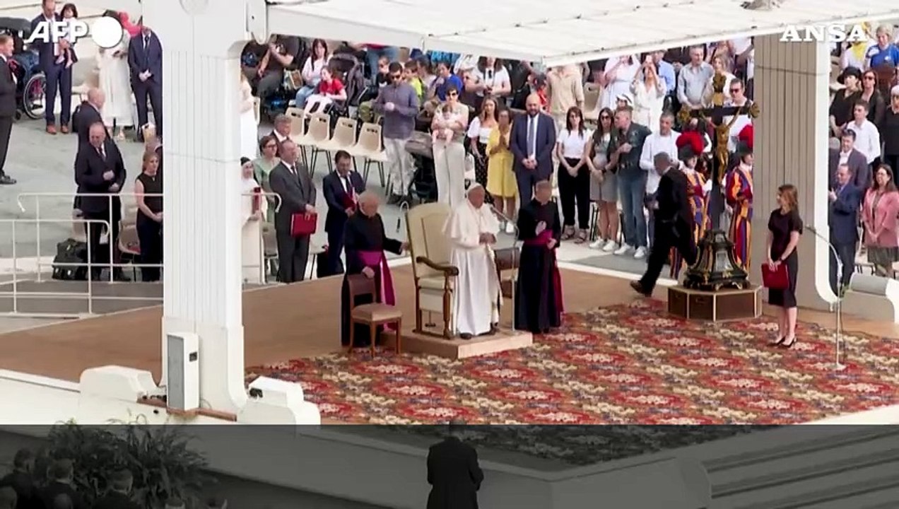 Il Papa:  "Siamo chiamati ad accogliere chi bussa alle porte"