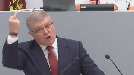 El socialista murciano José Vélez hace una peineta a López Miras en la Asamblea Regional