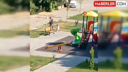 Yaşananları şaşkınlıkla izlediler! Etraftan topladığı çöpleri çocuk parkına döktü