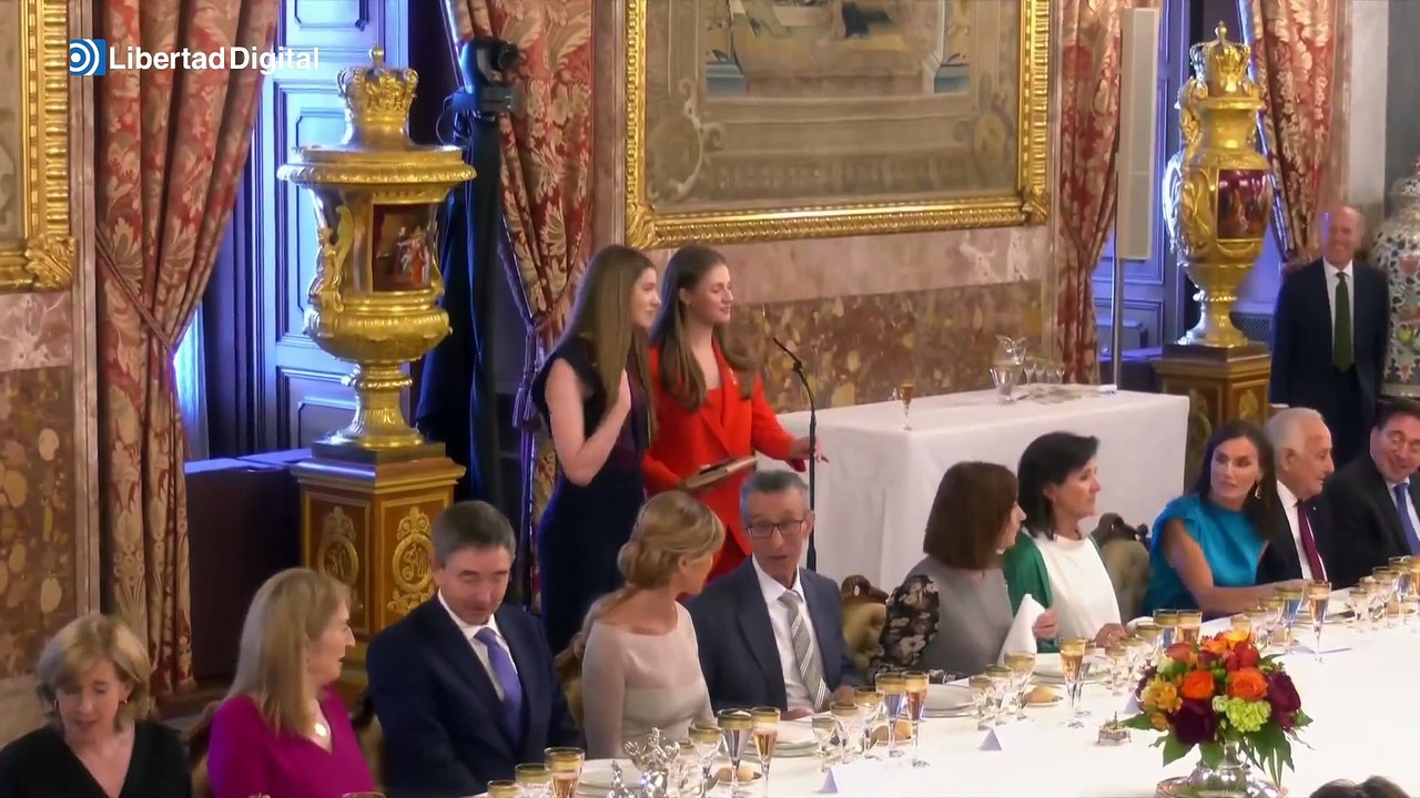 Leonor y Sofía emocionan a Felipe VI con su brindis: "Mamá, papá, gracias"