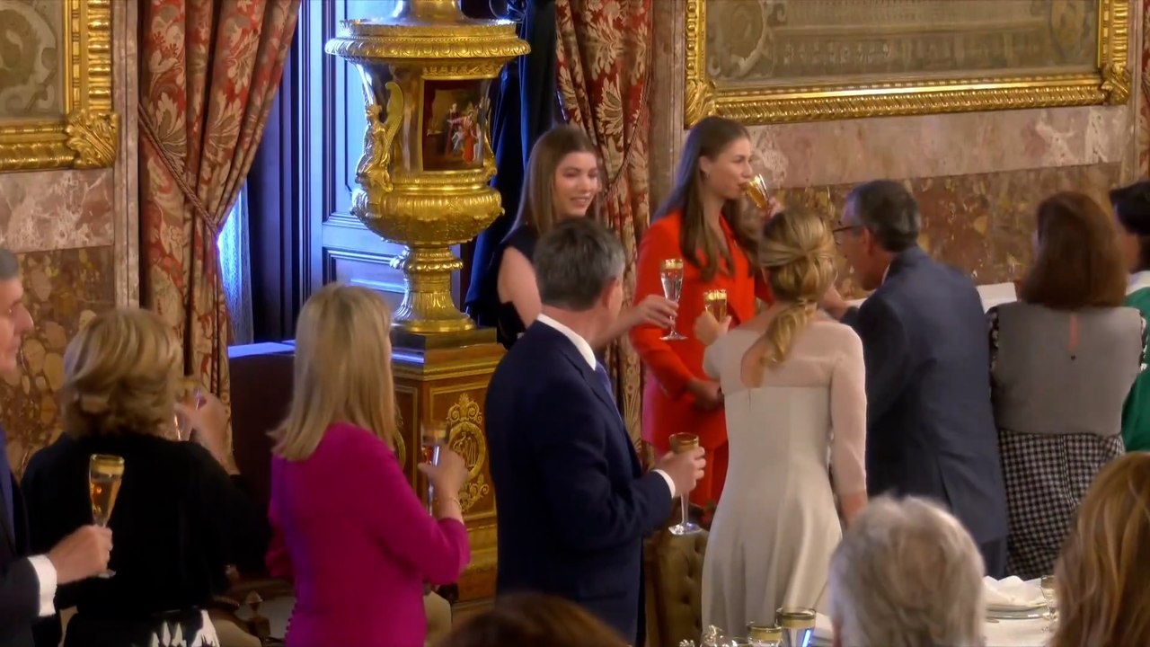 Leonor y Sofía ofrecen a sus padres un brindis sorpresa: "Mamá, papá, gracias"