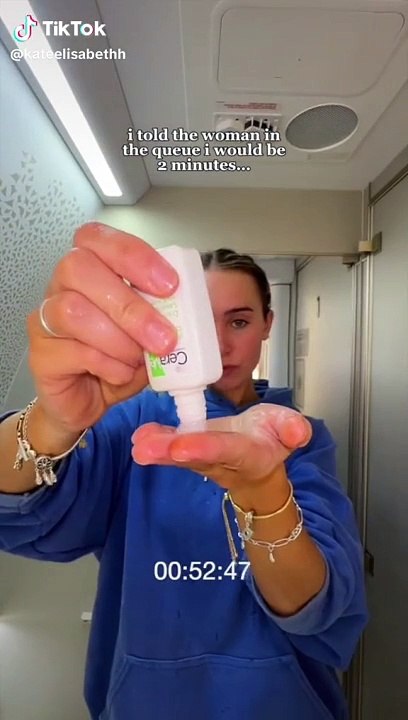 Influencer occupa il bagno in aereo per fare video mentre i passeggeri aspettano