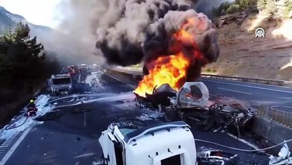 Akaryakıt ve karpuz yüklü iki TIR çarpıştı: Yangın çıktı