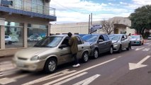 Engavetamento entre três carros é registrado na Rua Erechim