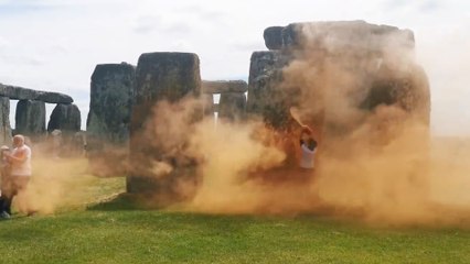 Activistas ecologistas rocían con pintura naranja el monumento neolítico de Stonehenge