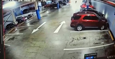 Hondureños colisionan estacionamiento