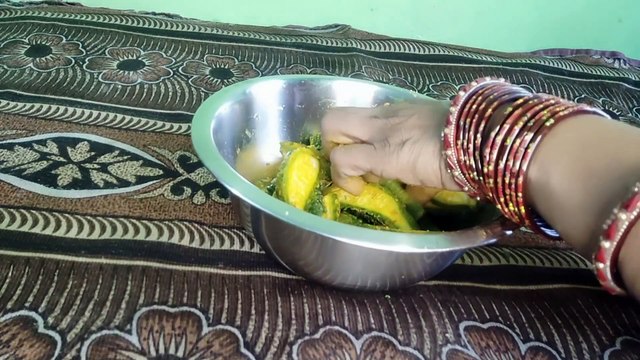 karele ki sabji करेले की सब्जी एक बार मेरे तरीके से बना कर देखें बड़े तो क्या बच्चे भी मांग मांग कर.