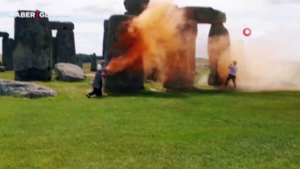 İngiltere'de çevreciler Stonehenge taşlarına turuncu toz boya püskürttü