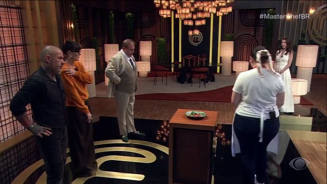 Roberto faz prato clássico e ganha elogios dos jurados