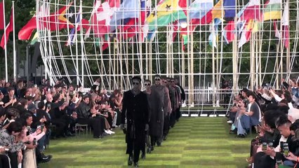 عرض تشكيلة فاريل وليامز في باريس تعبير عن التعددية الثقافية