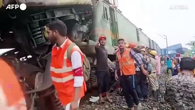 India, scontro fra un treno passeggeri e un merci: almeno 15 morti