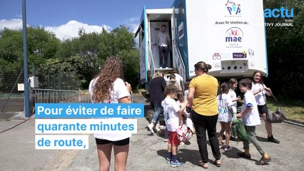 Ces élèves apprennent à nager dans un camion
