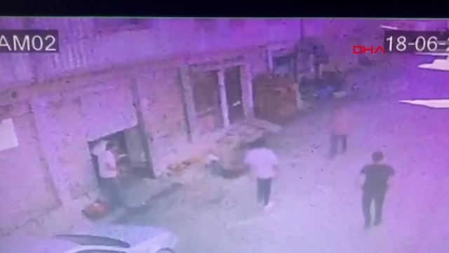 Oğlunun kavga ettiği arkadaşını bıçaklayarak öldürdü