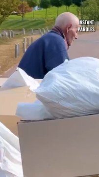 Cet homme âgé tire sa remorque seul en pleine route puis reçoit un soutien précieux