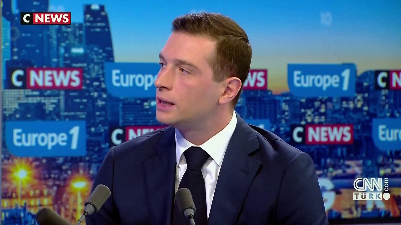 Fransa'da politik kriz büyüyor… Macron gider mi?