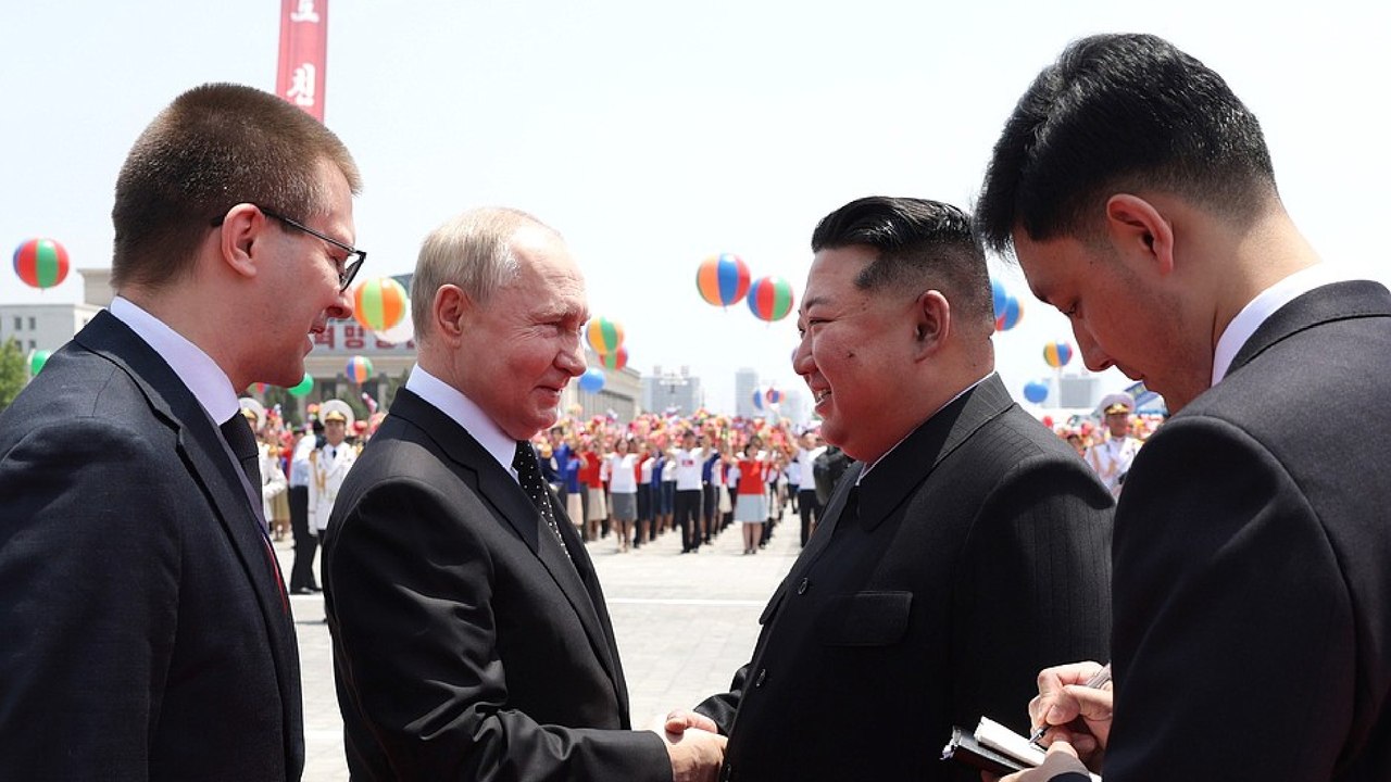 Putin direksiyona geçti, Kim Jong-un’la parka gittiler