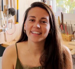 Aurélia crée des bijoux dans l'univers de Jul