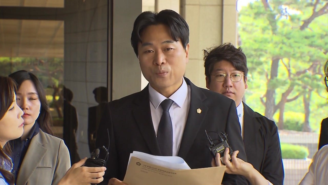 檢, '김정숙 여사 타지마할 방문 의혹' 고발인 11시간 조사 / YTN