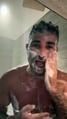 أحمد سعد يغني وهو يستحم وفيديو يغضب الجمهور