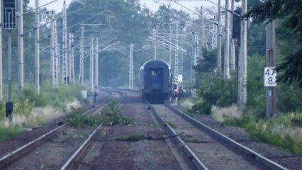 下载视频: Tornado-Alarm in Sachsen: Heftiges Unwetter richtet schwere Schäden an