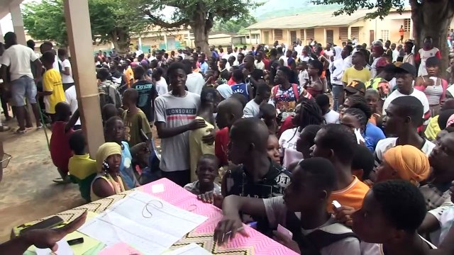 Des candidats au BEPC 2024 à Man, jubilent après la proclamation des résultats