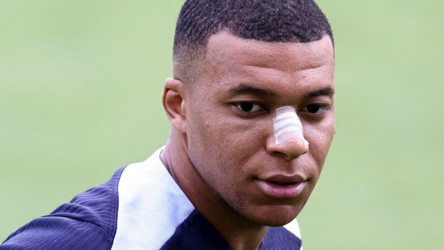 Kylian Mbappé à l’entraînement des Bleus avec un pansement sur le nez