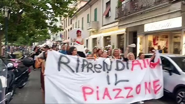 Riprendiamo il Piazzone . Viareggio, la protesta di commercianti e residenti